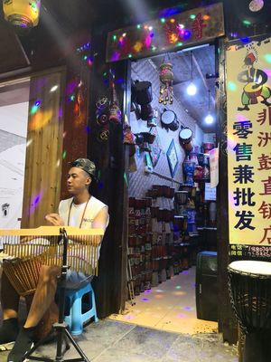 鳳凰古鎮(zhèn) 燈火闌珊處，樂器聲里的生意經(jīng)